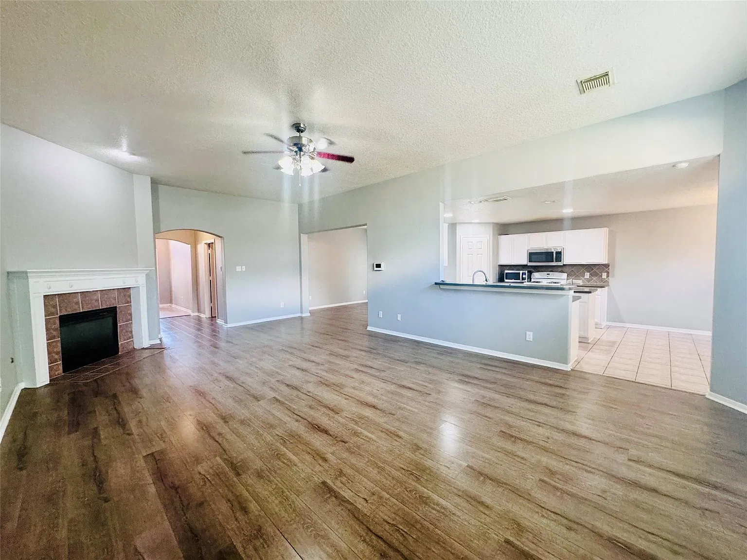 4 bed, 2.0 bath, 2299 sqft, $2,200 — Photo 4