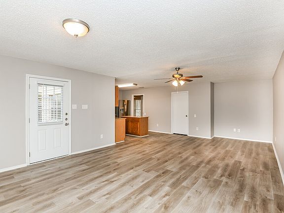 5th image of 826 Bracken Pl