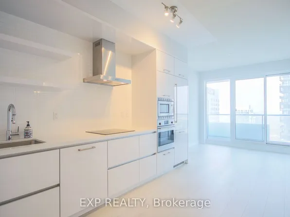 2221 Yonge St, Toronto, ON