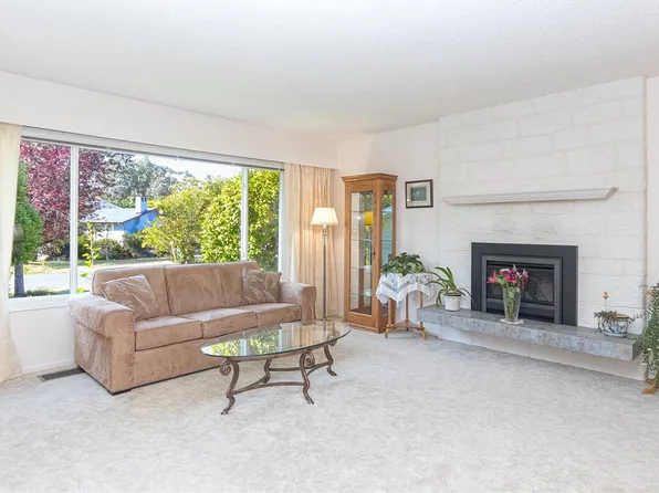 986 Lucas Ave, Saanich, BC V8X 4H5