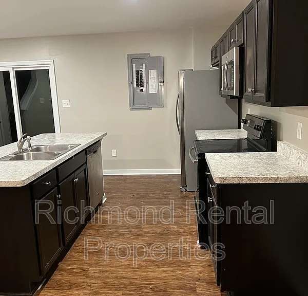 1503 Stonewall Manor Dr — Photo 3