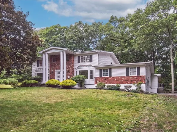 5 Robin Hood Road, Montebello, NY 10901