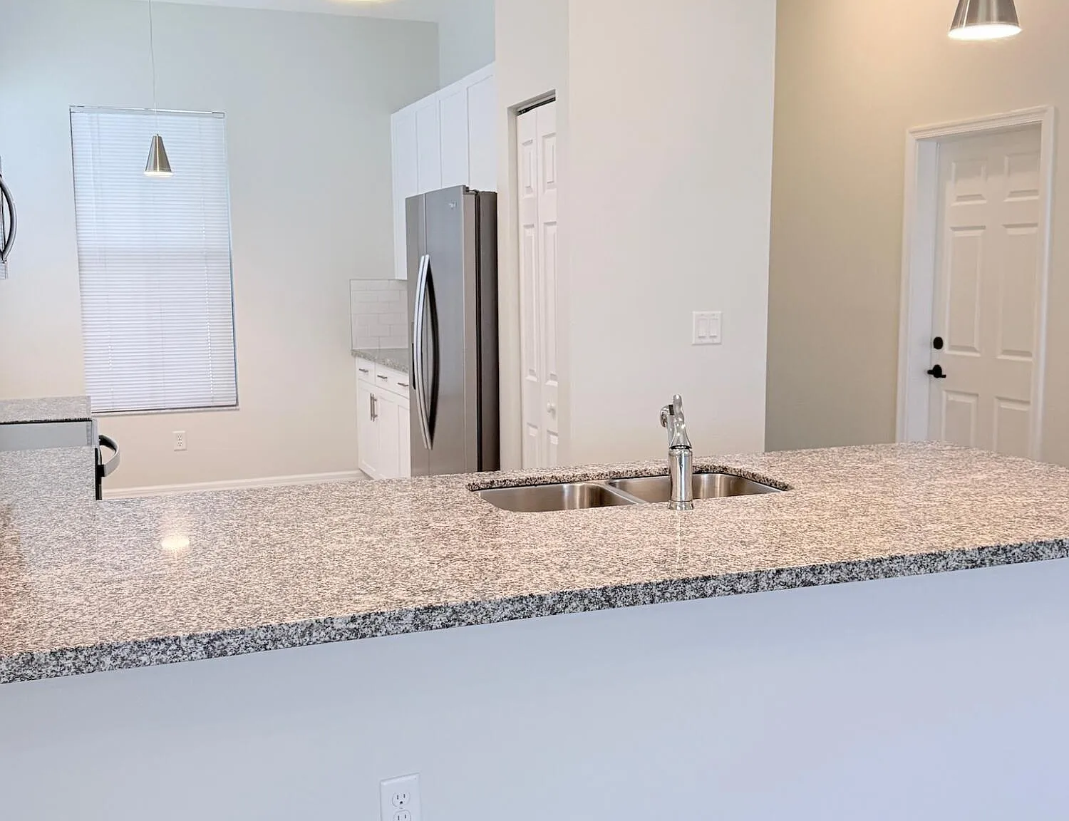 4 bed, 3.5 bath, 2087 sqft, $3,000 — Photo 4
