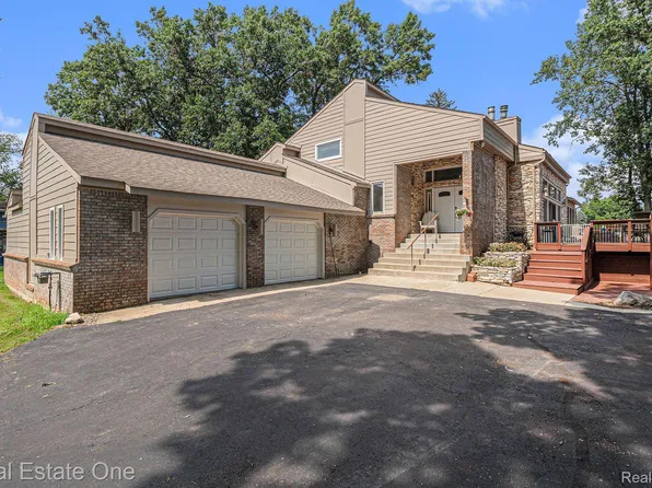 7257 Ellingrove Dr, White Lake, MI 48383