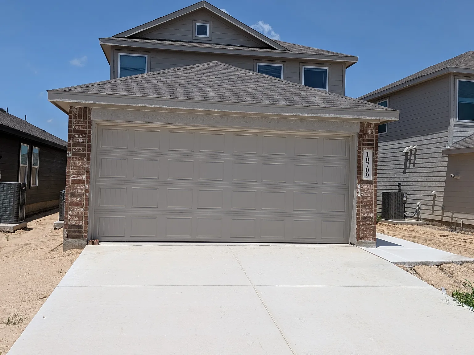 4 bed, 2.5 bath, 1897 sqft, $1,899 — Photo 3