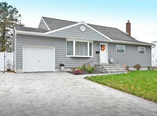 358 Balchen St, Massapequa Park, NY 11762