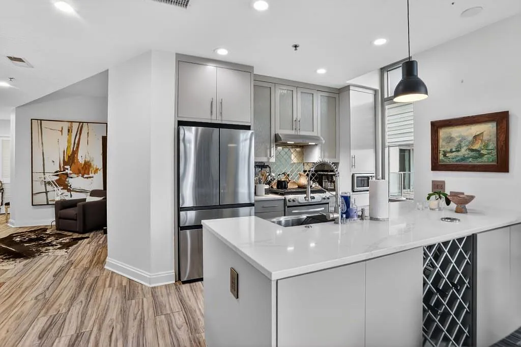 Building Photo - 905 Juniper St NE #403