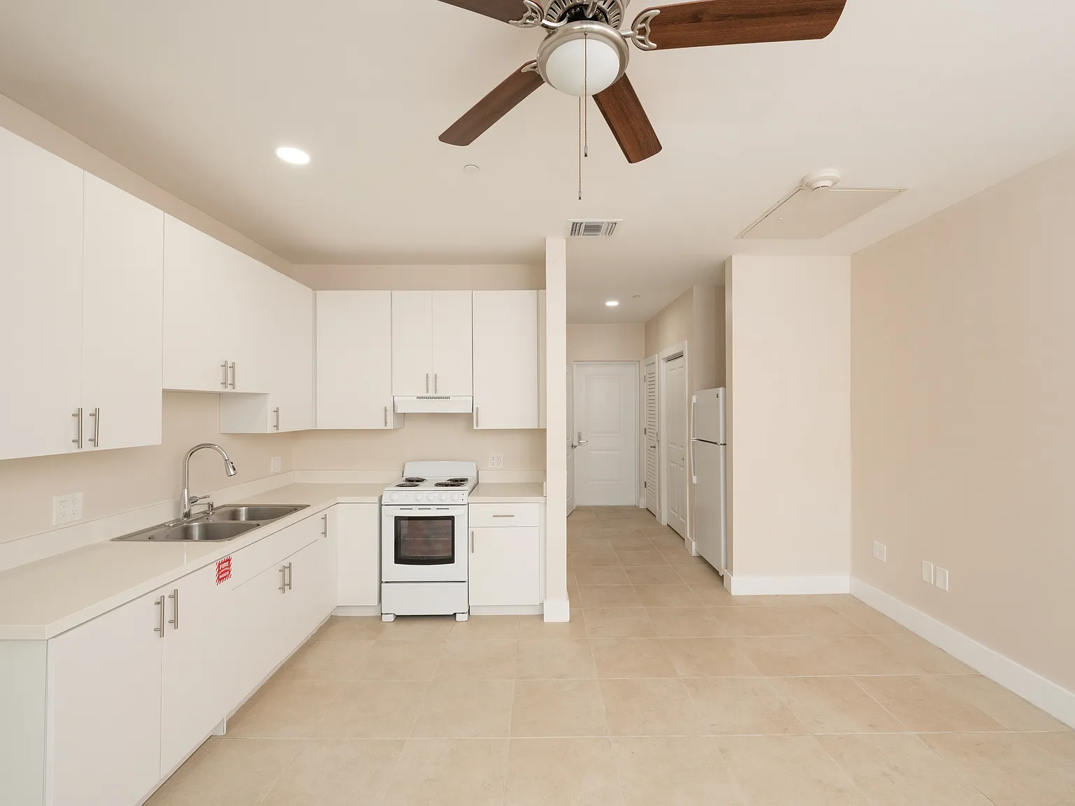 Studio, 450 sqft, $1,901 — Photo 4