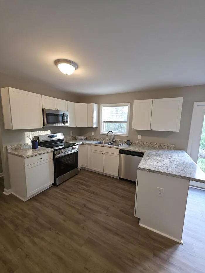 3 bed, 2.5 bath, 1657 sqft, $2,000 — Photo 3