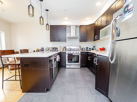 5th image of 25-40 38th St