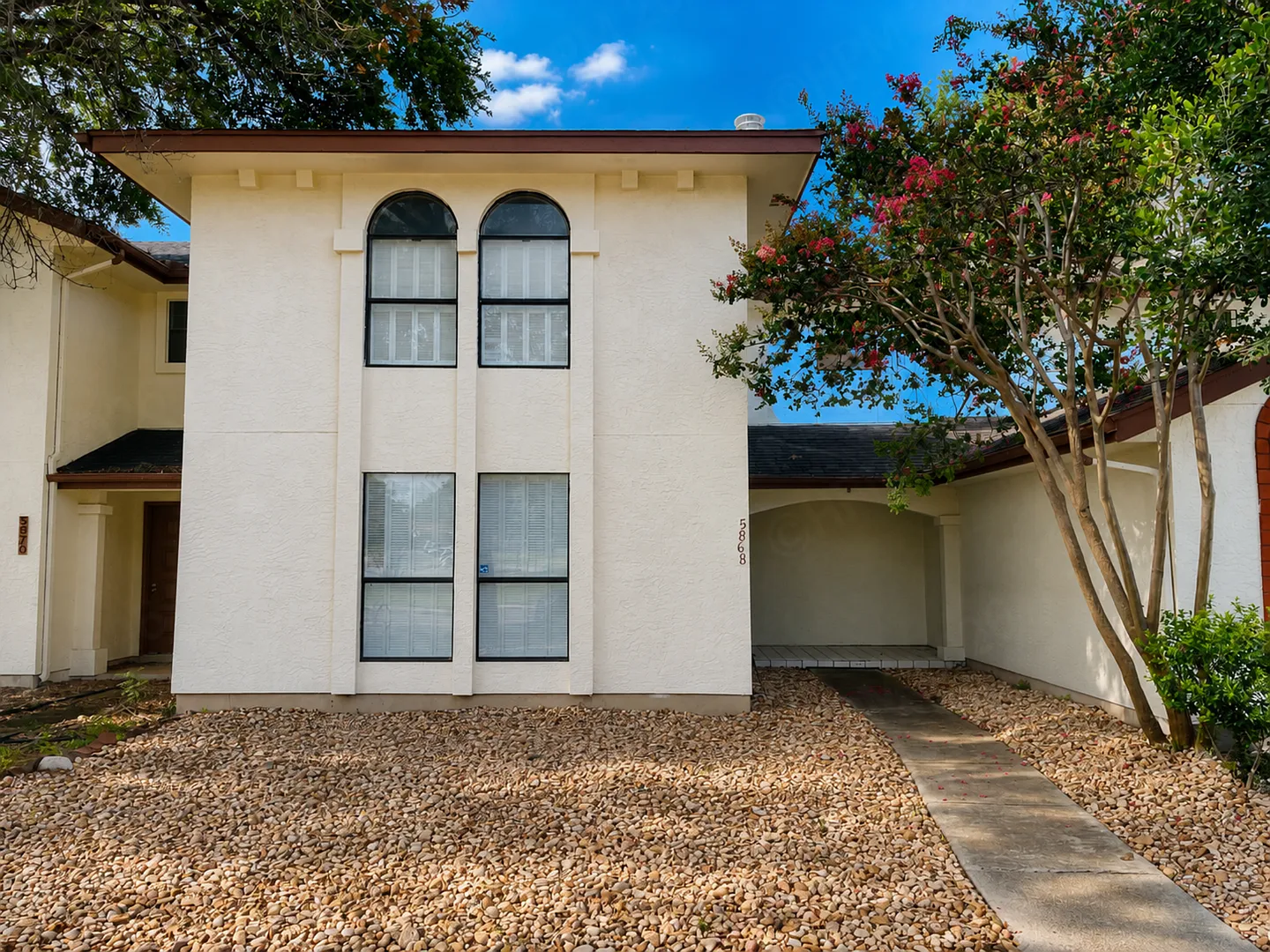Move-In Special. 1 Month Free Rent with a 12-month lease — Photo 2