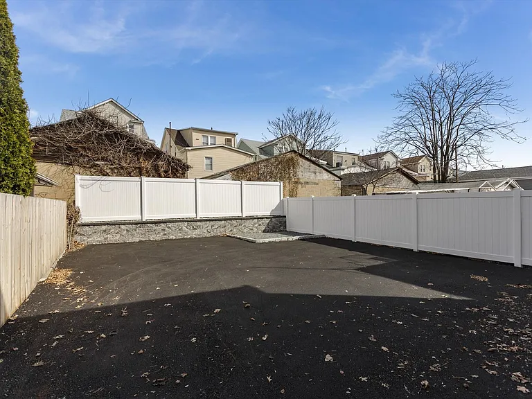 The Regis at Bloomfield — Photo 27