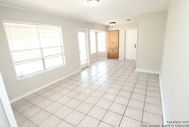 310 Threadneedle Ln — Photo 13