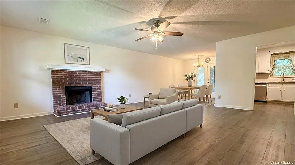 3 bed, 1435 sqft, $2,100 — Photo 3