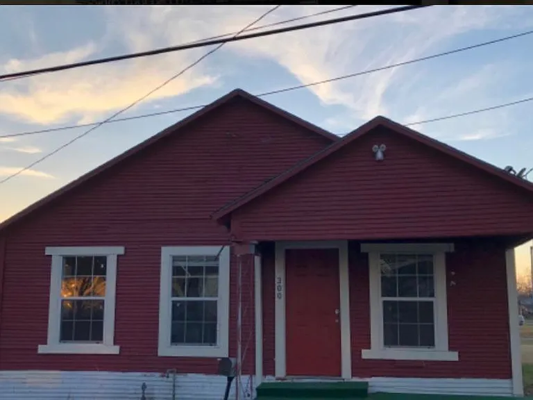 300 S Houston St — Photo 3