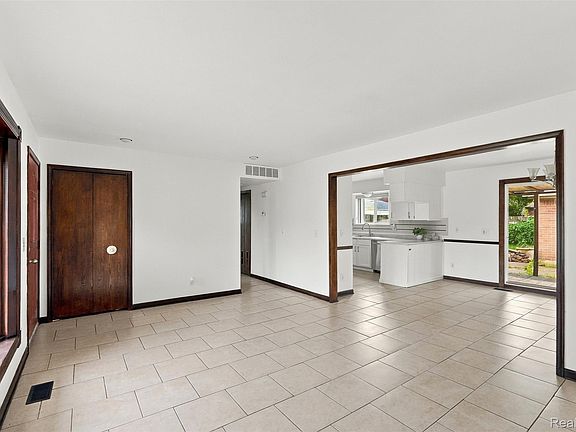 5th image of 32416 Exeter Dr