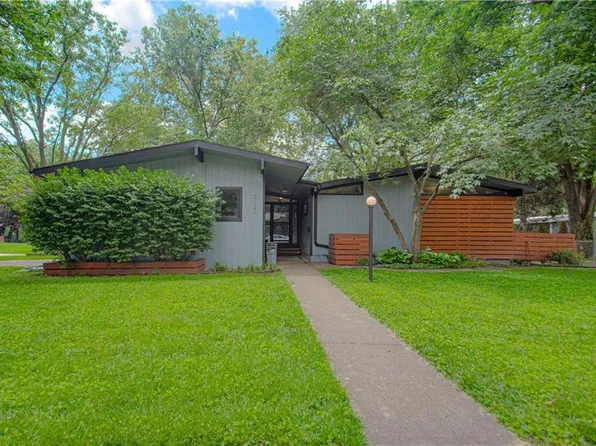 9122 Grant Ln, Overland Park, KS 66212