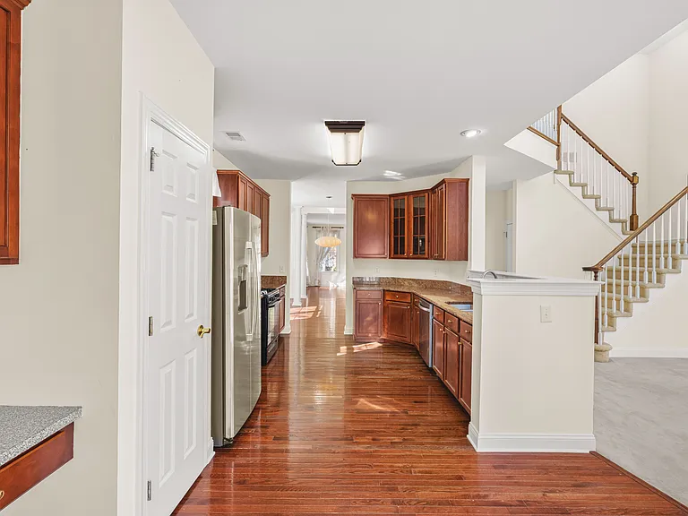 102 Burnet Cres #102 — Photo 4