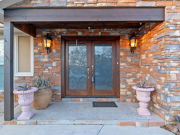 2nd image of 3833 Rockford Dr