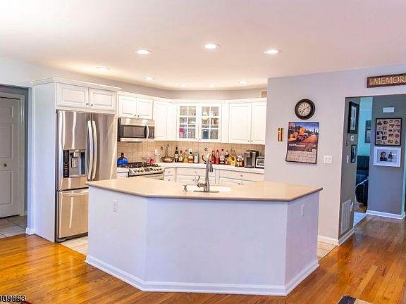 3rd image of 21 Red Oak Dr