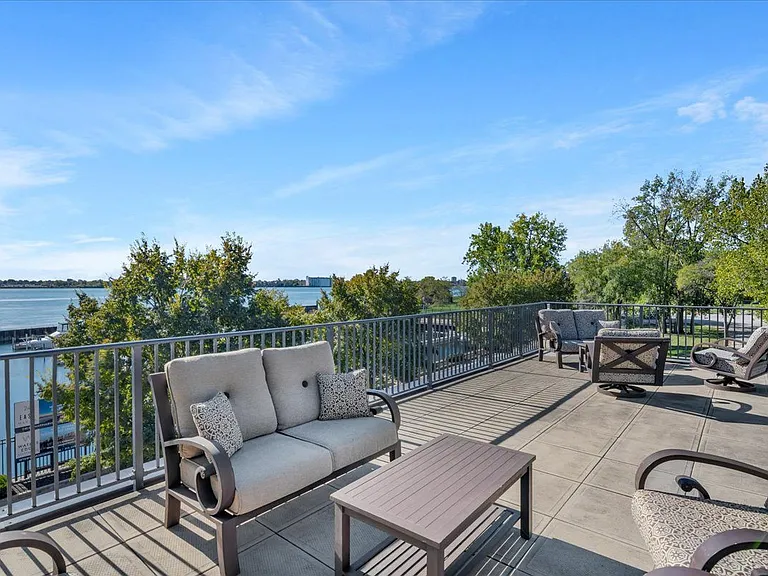 Waters Edge Apartments of Harbortown — Photo 28