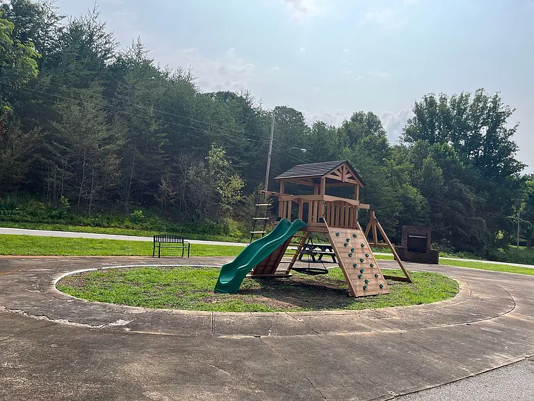 Sunset Manor Apartments — Photo 6