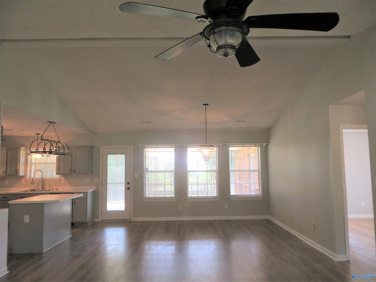 3 bed, 2.0 bath, 1598 sqft, $1,725 — Photo 2