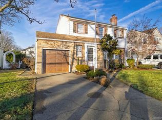 31 Alden Court, Malverne, NY 11565