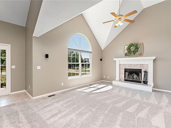 5th image of 559 Hawthorne Dr