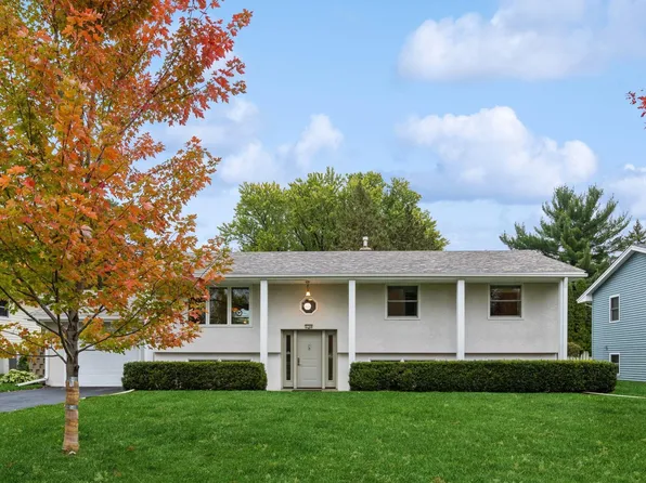 2744 Fernwood St, Roseville, MN 55113