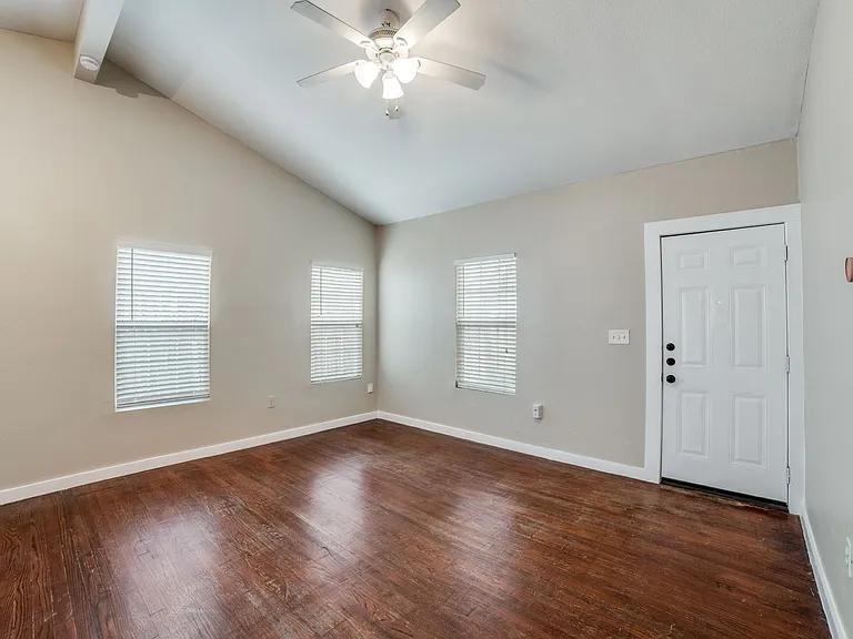 415 Kendall St — Photo 6