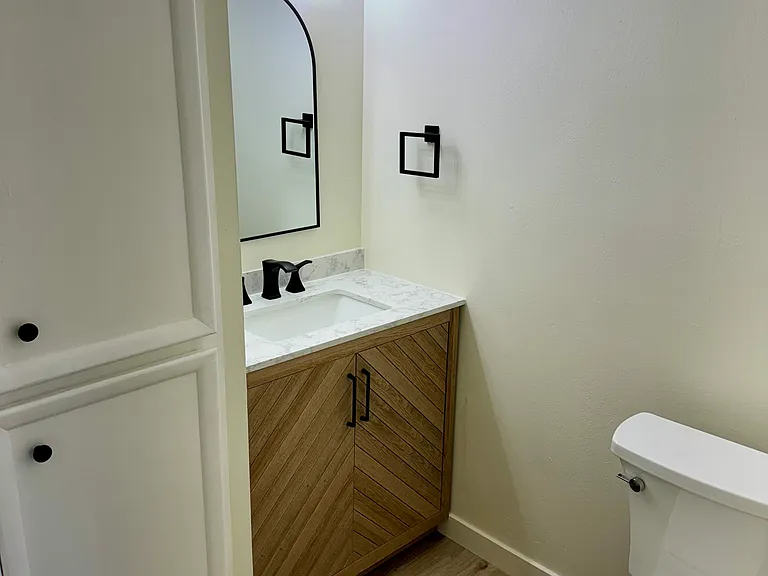 2810 E Clarendon Ave — Photo 8