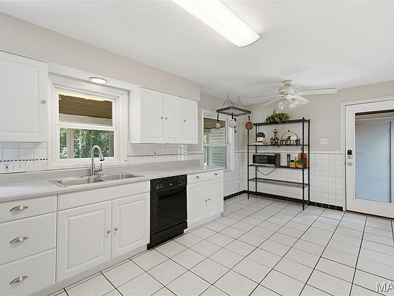5th image of 557 N Woodlawn Ave