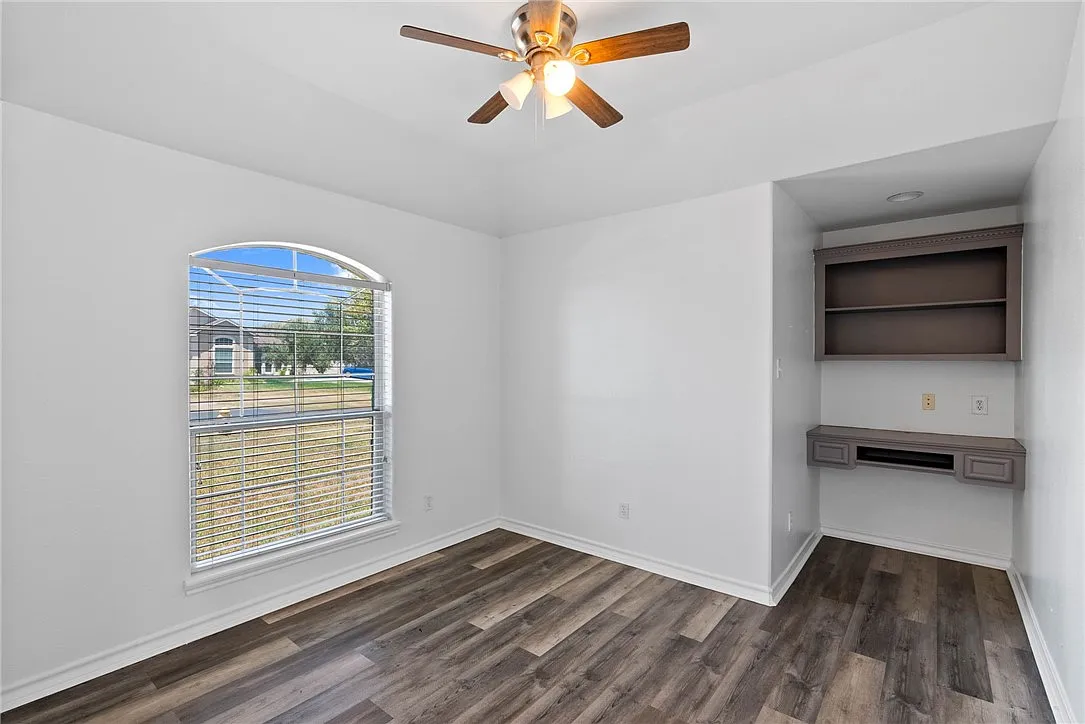 4 bed, 4.0 bath, 2495 sqft, $2,650 — Photo 4