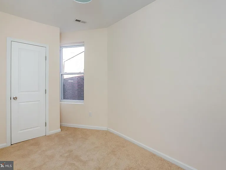 142 S Peach St — Photo 15