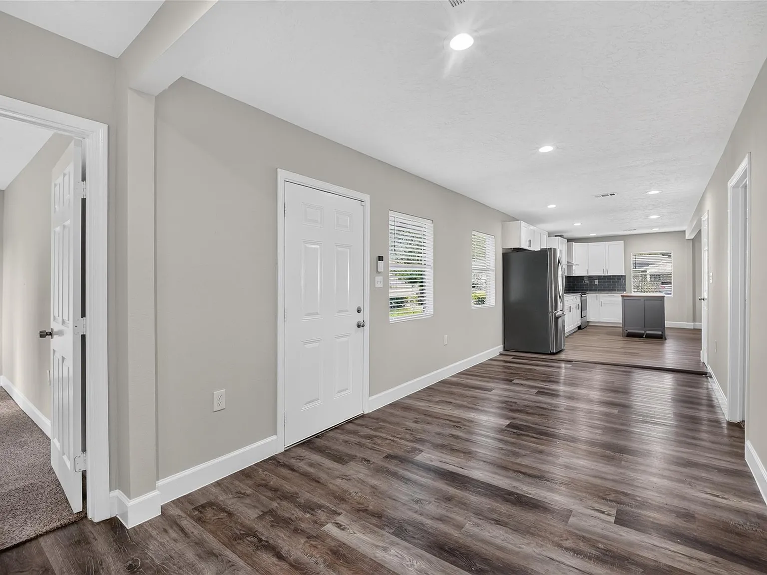 3 bed, 2.0 bath, 1281 sqft, $2,050 — Photo 2