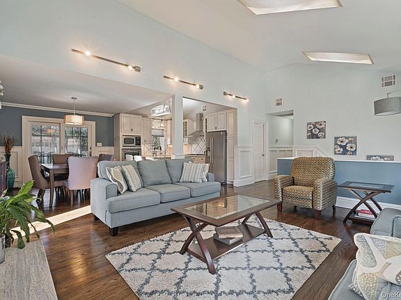 5th image of 25 Cliff Road W