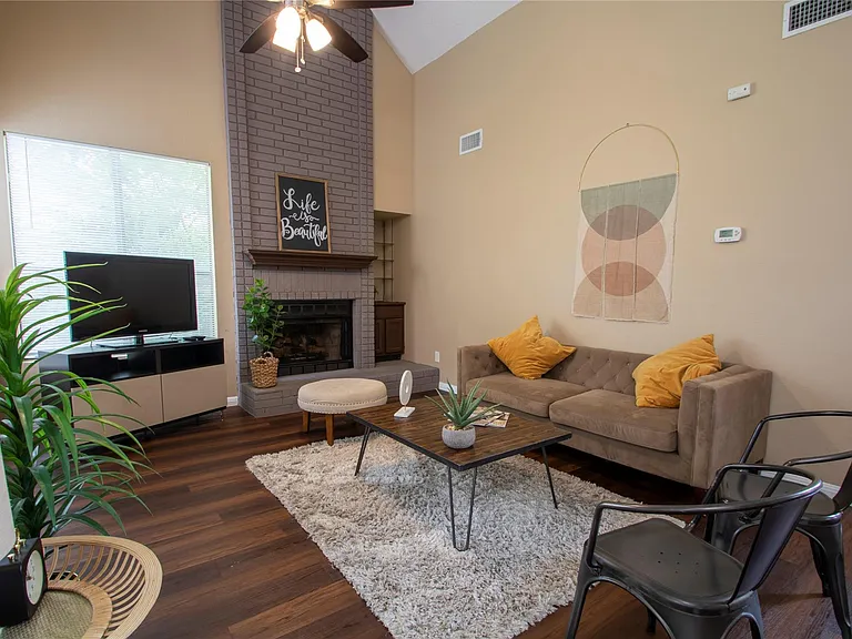 2108 Warfield Way — Photo 4