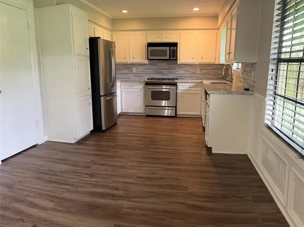 109 Mistletoe St, Lake Jackson, TX 77566
