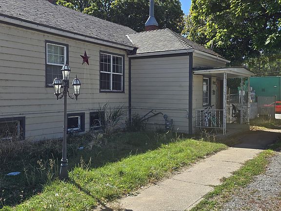 5th image of 156 E Ash St