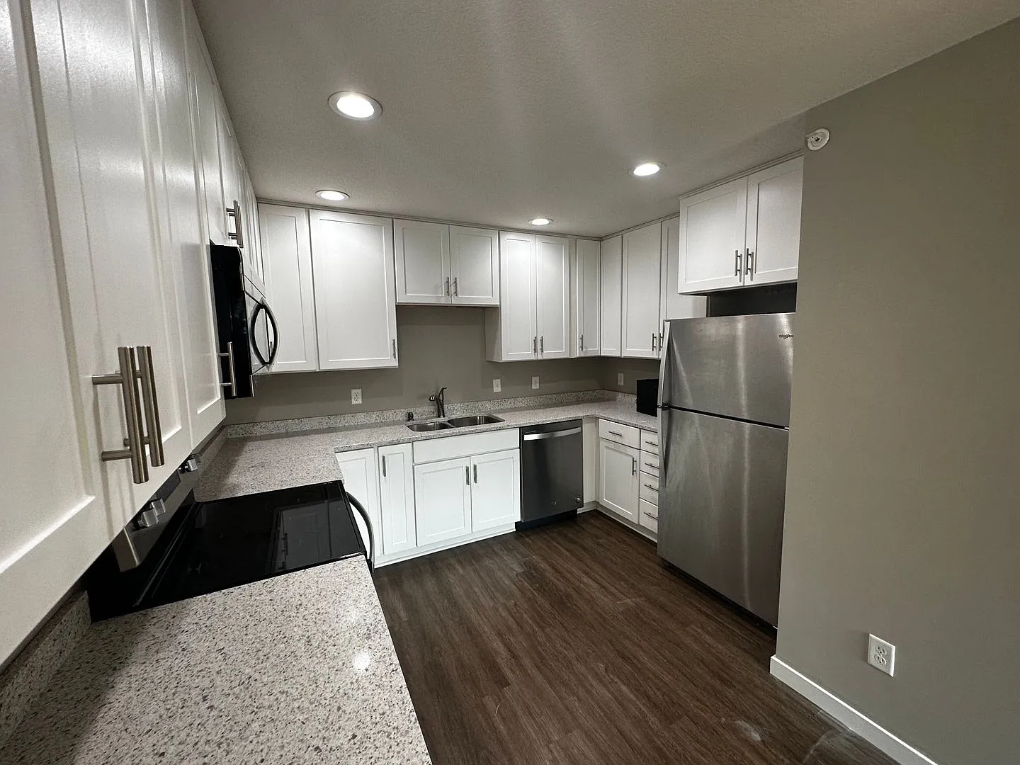 One Bedroom One Bath Corner Unit — Photo 1