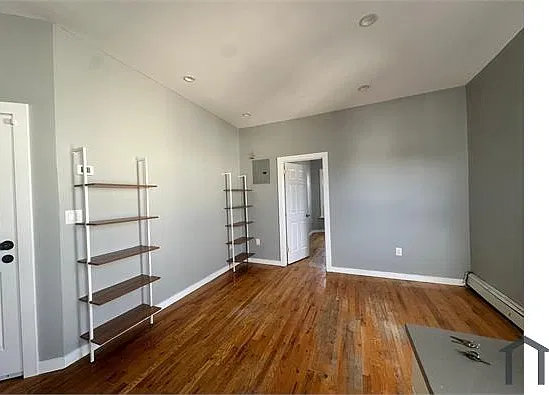 3 bed, 950 sqft, $3,400 — Photo 2
