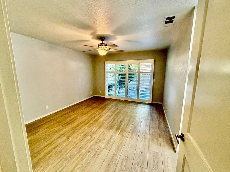2619 Waverly Ct — Photo 9
