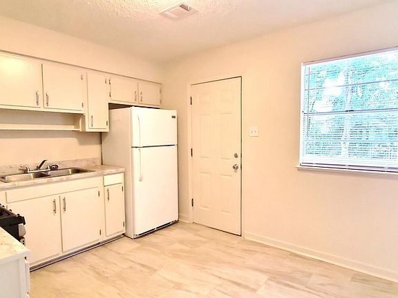 5th image of 224 Woodland Cir