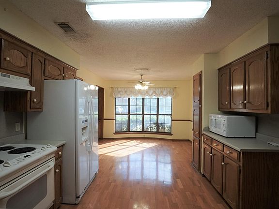 3rd image of 764 Hampshire Dr