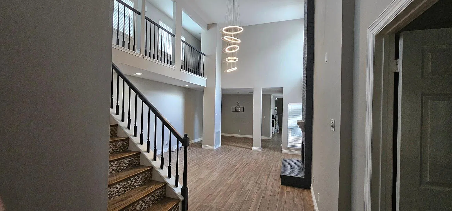 4 bed, 2.5 bath, 2345 sqft, $2,900 — Photo 2