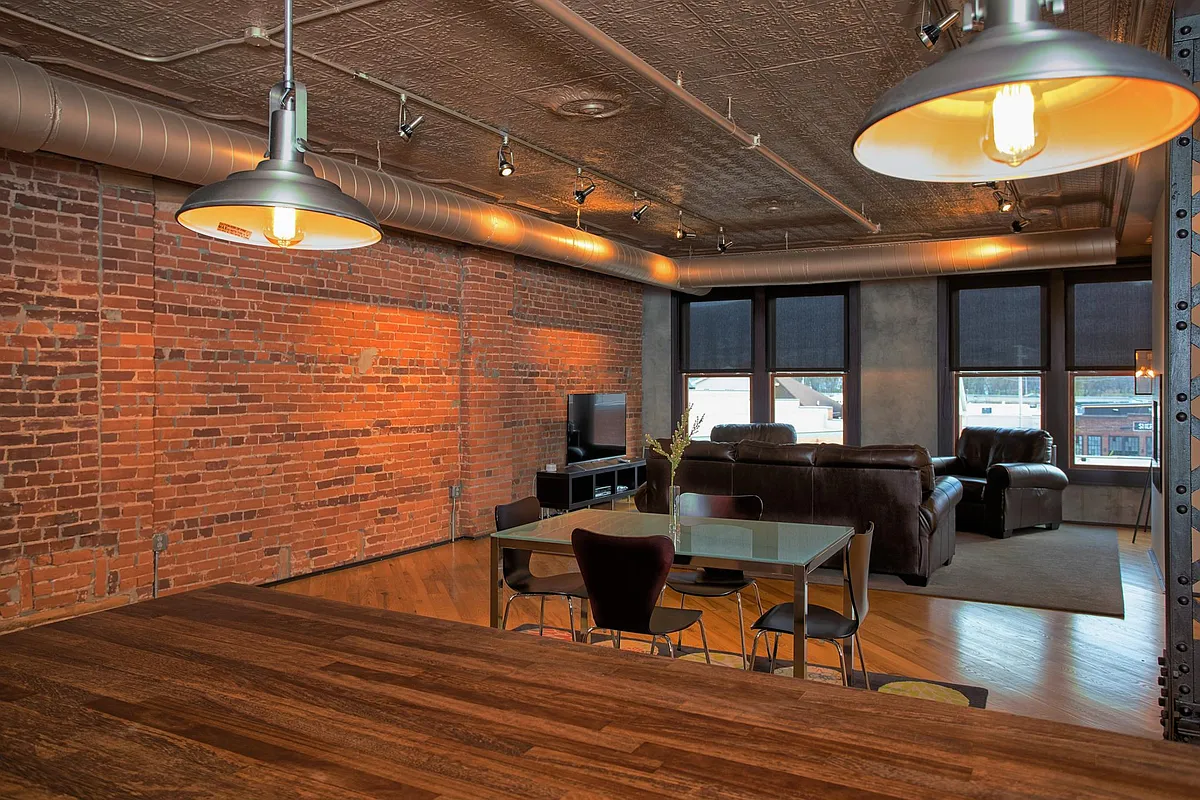 Building Photo - 209 E 3rd St #3C