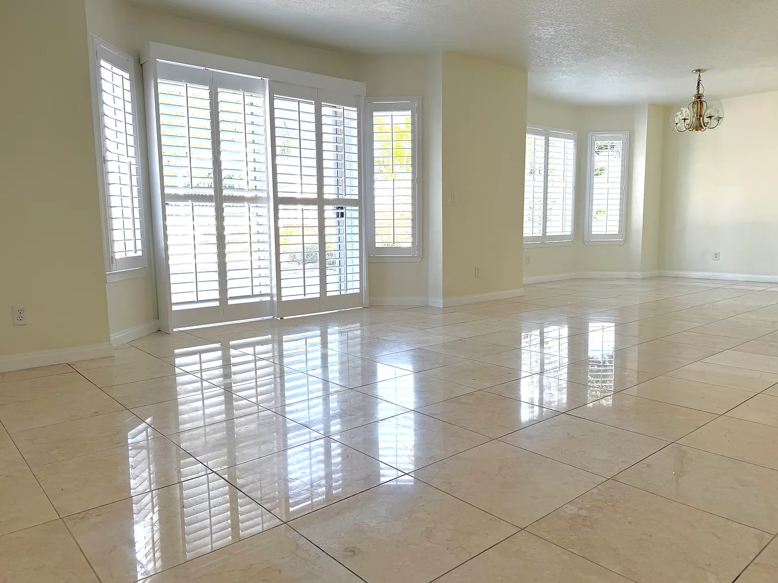 5 bed, 2.5 bath, 2231 sqft, $4,950 — Photo 1