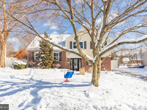 18 Weathervane Rd, Aston, PA 19014