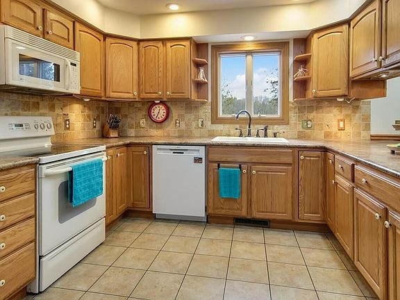 4th image of 2341 White Pine Dr NE